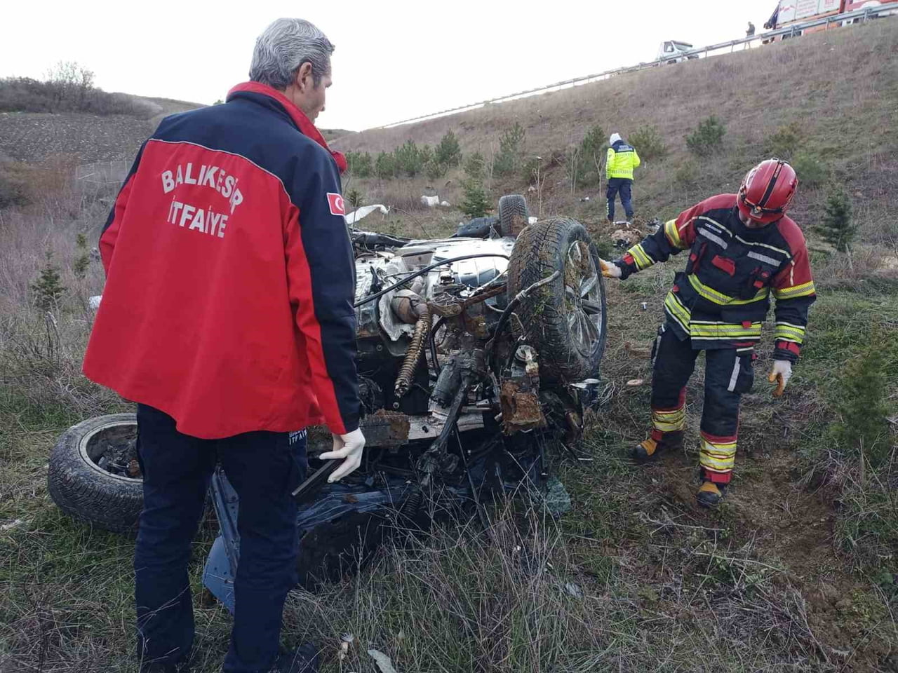 İZMİR-İSTANBUL OTOYOLU’NDA FECİ KAZA: OTOMOBİL ŞARAMPOLE YUVARLANDI
