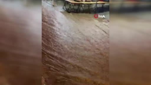 İzmir sağanağa teslim: Yollar ve tarım arazileri sular altında