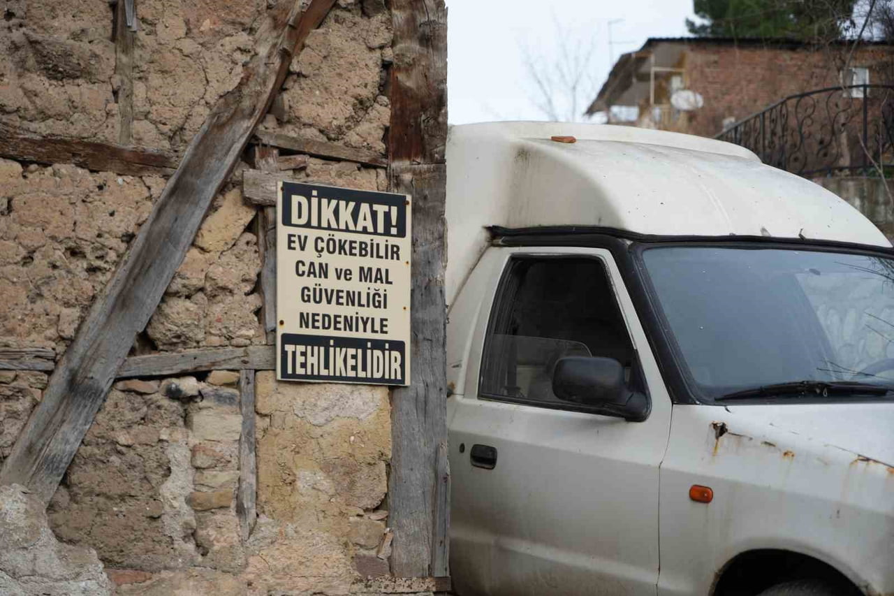 İZMİT'İN TARİHİ DOKUSUNU TAŞIYAN AKÇAKOCA MAHALLESİ'NDEKİ ESKİ EVLERİN BİR KISMI, BAKIMSIZLIK...