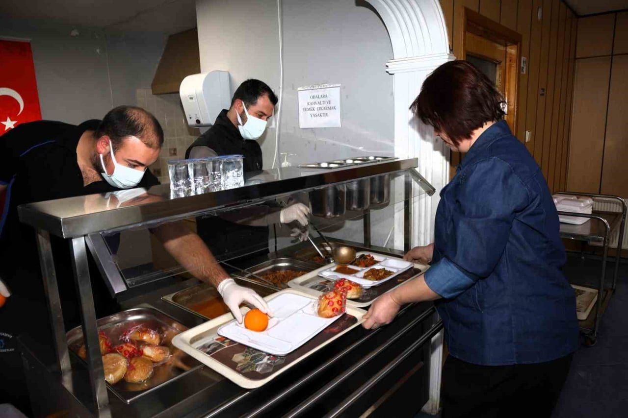 İZMİT'TE BULUNAN KONAKLAMA MERKEZİ, İL DIŞINDAN KENTE TEDAVİ AMACIYLA GELEN HASTA VE YAKINLARINA...