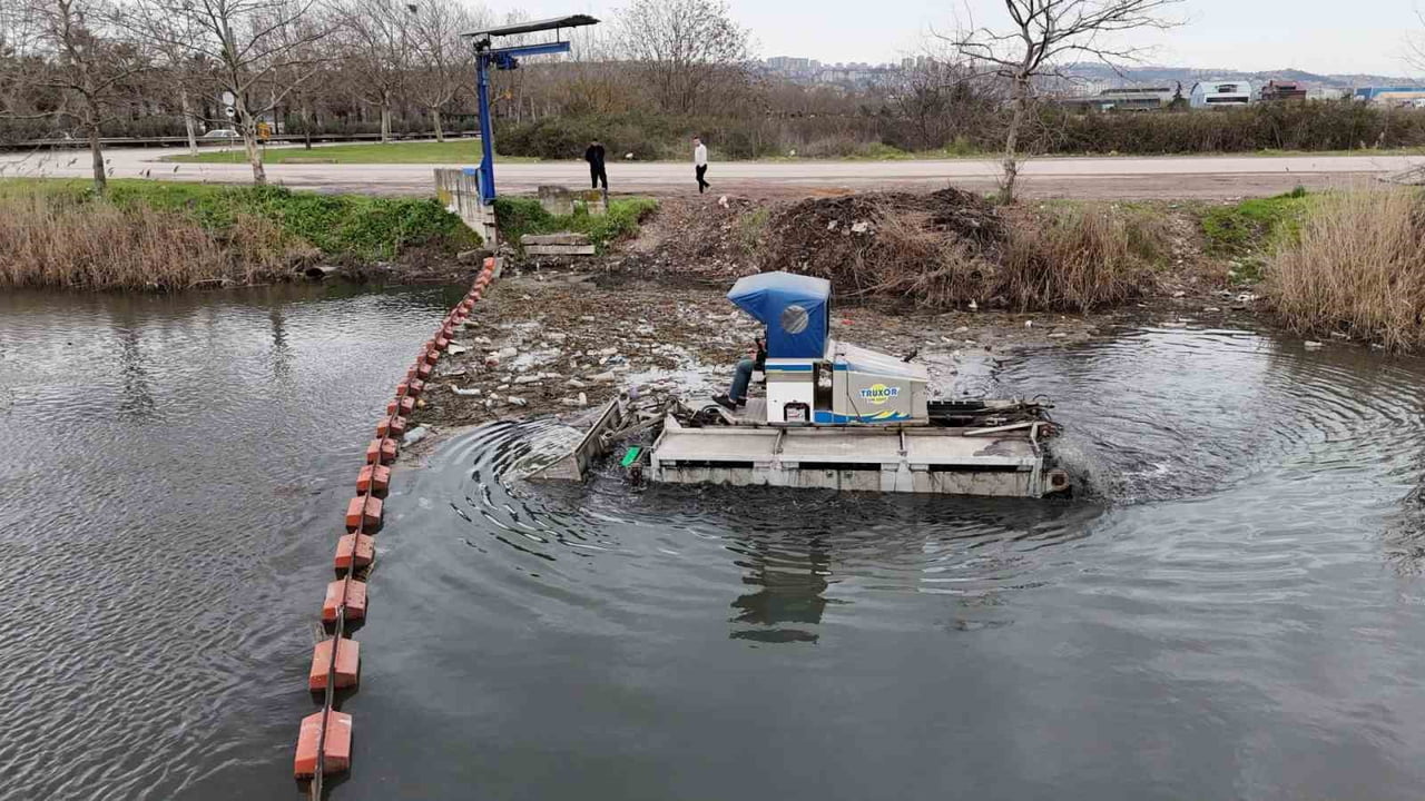 İZMİT KÖRFEZİ’Nİ KORUMAYA YÖNELİK BARİYER SİSTEMLERİYLE YÜRÜTÜLEN ÇALIŞMALARDA, DERELERDEN GELEN...