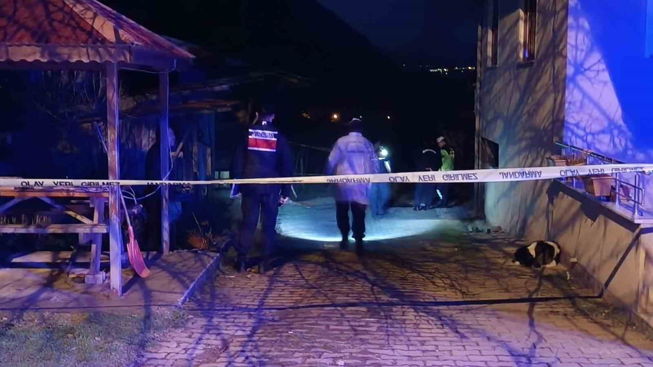 JANDARMA EKİPLERİ, CİNAYET ŞÜPHELİSİNİ YAKALAMAK İÇİN ÇALIŞMA BAŞLATTI.