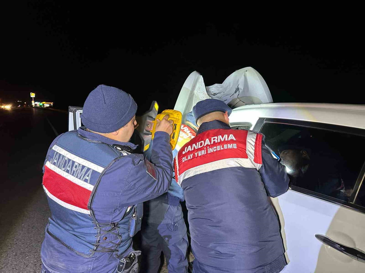 JANDARMA OLAY YERİ İNCELEME EKİPLERİN ÇALIŞMASI  VE KAZAYA KARIŞAN 64 FL 808 PLAKALI CİP.