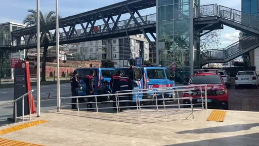 Jandarmayı görünce çaldıkları avokadoları bırakıp kaçtılar