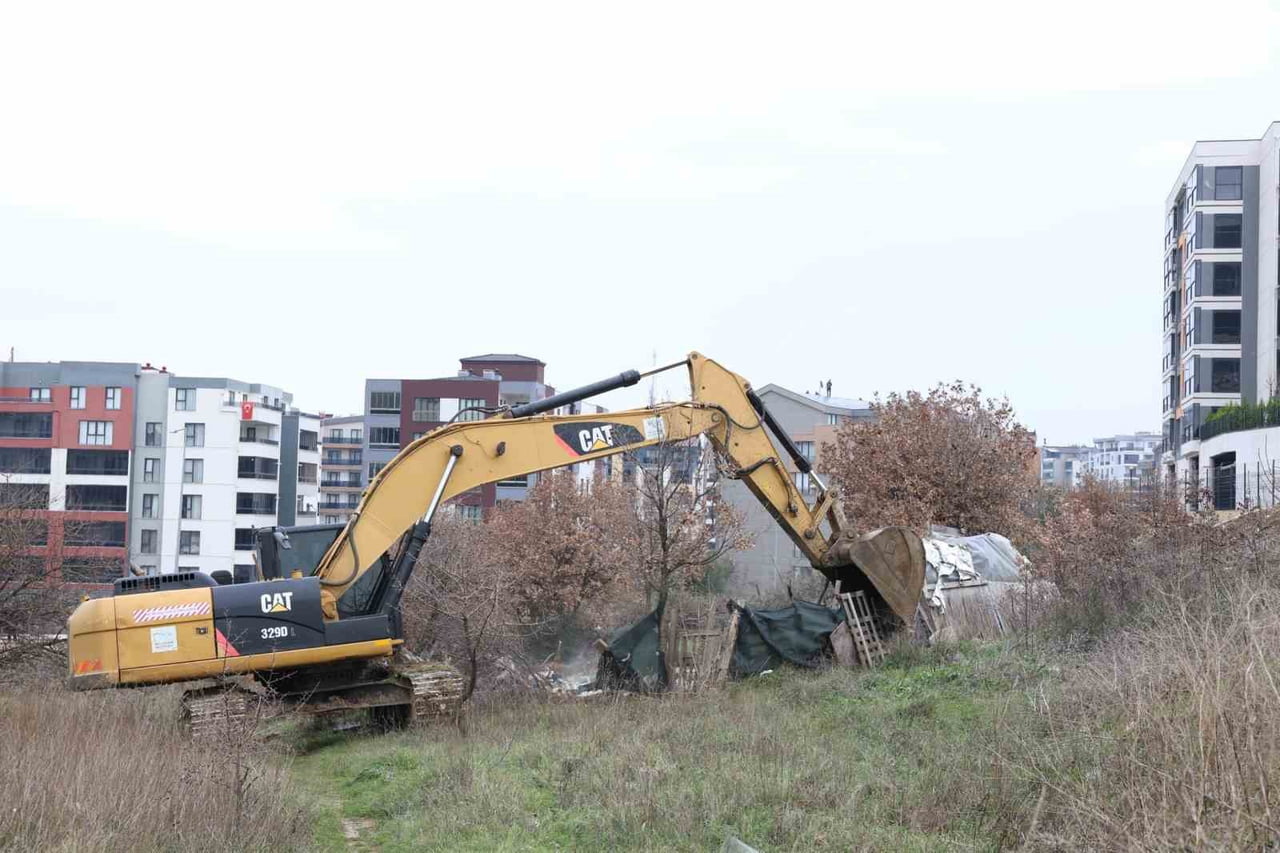 KAÇAK YAPILARLA MÜCADELE EDEN NİLÜFER BELEDİYESİ, BALKAN MAHALLESİ’NDE TESPİT EDİLEN RUHSATSIZ...