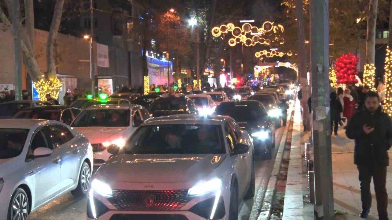 KADIKÖY BAĞDAT CADDESİ'NDEKİ YENİ YIL KUTLAMALARI ÖNCEKİ YILLARA GÖRE SÖNÜK GEÇERKEN, ARAÇLAR GERİ...