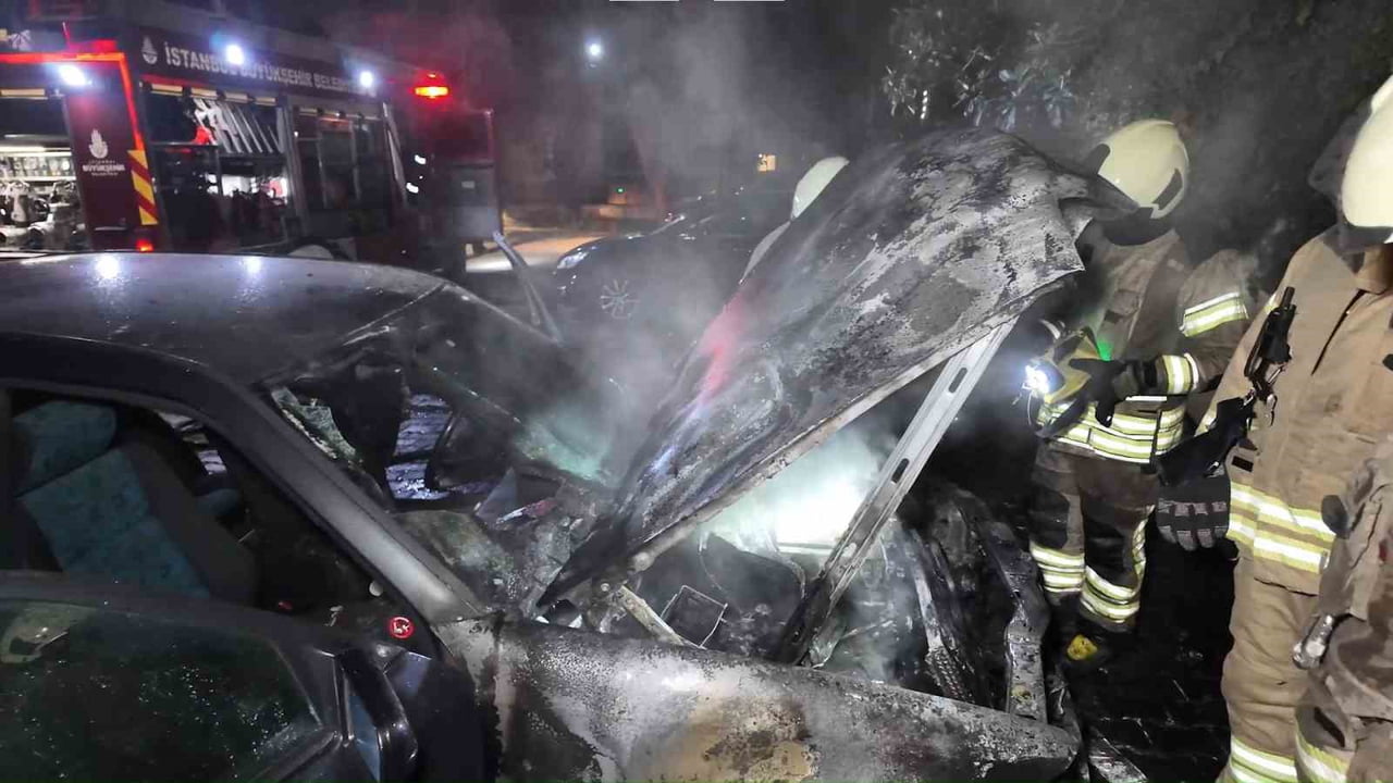 KADIKÖY’DE BİR APARTMANIN OTOPARKINDA PARK HALİNDEKİ MERCEDES MARKA ARAÇTA ÇIKAN YANGIN, İTFAİYE...