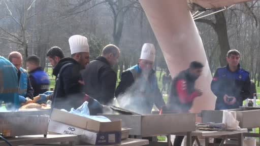 Kağıthane’de balık ekmek şöleni: 25 bin kişiye 6 tona yakın balık ekmek, helva ve gazoz...