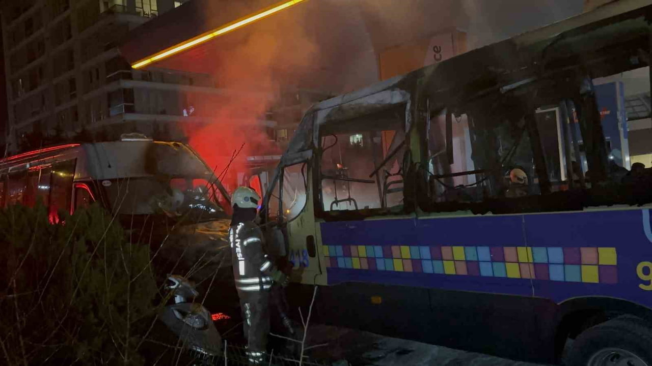 KÂĞITHANE’DE BENZİN İSTASYONUNDA 2 MİNİBÜS ALEV ALDI