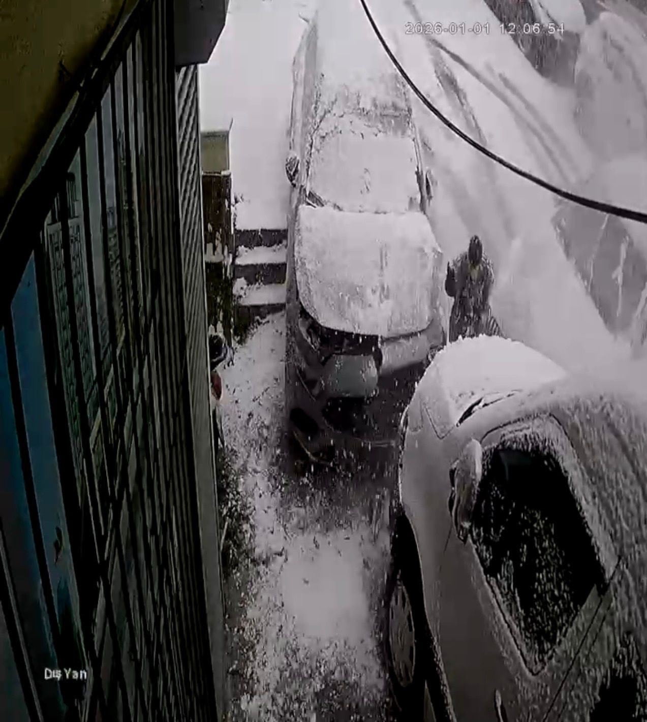 KAĞITHANE’DE ETKİLİ OLAN KAR YAĞIŞI SONRASI YOKUŞ AŞAĞI KAYAN BİR OTOMOBİL, PARK HALİNDEKİ...