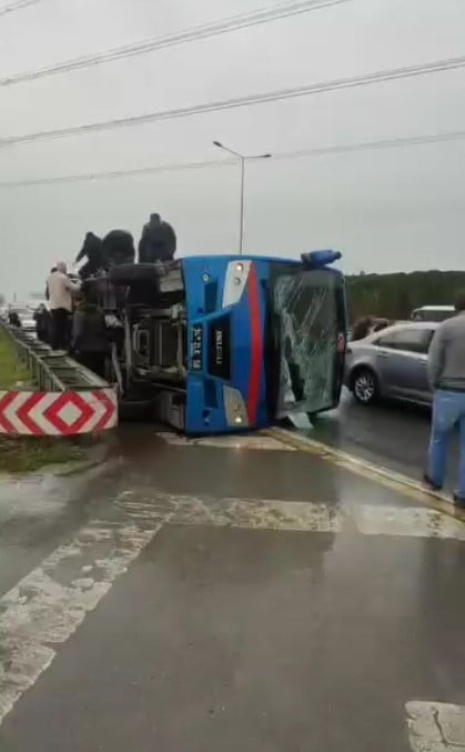 KAĞITHANE’DE SÜRÜCÜSÜNÜN DİREKSİYON HAKİMİYETİNİ KAYBETTİĞİ CEZAEVİ NAKİL ARACI YOLA DEVRİLDİ....
