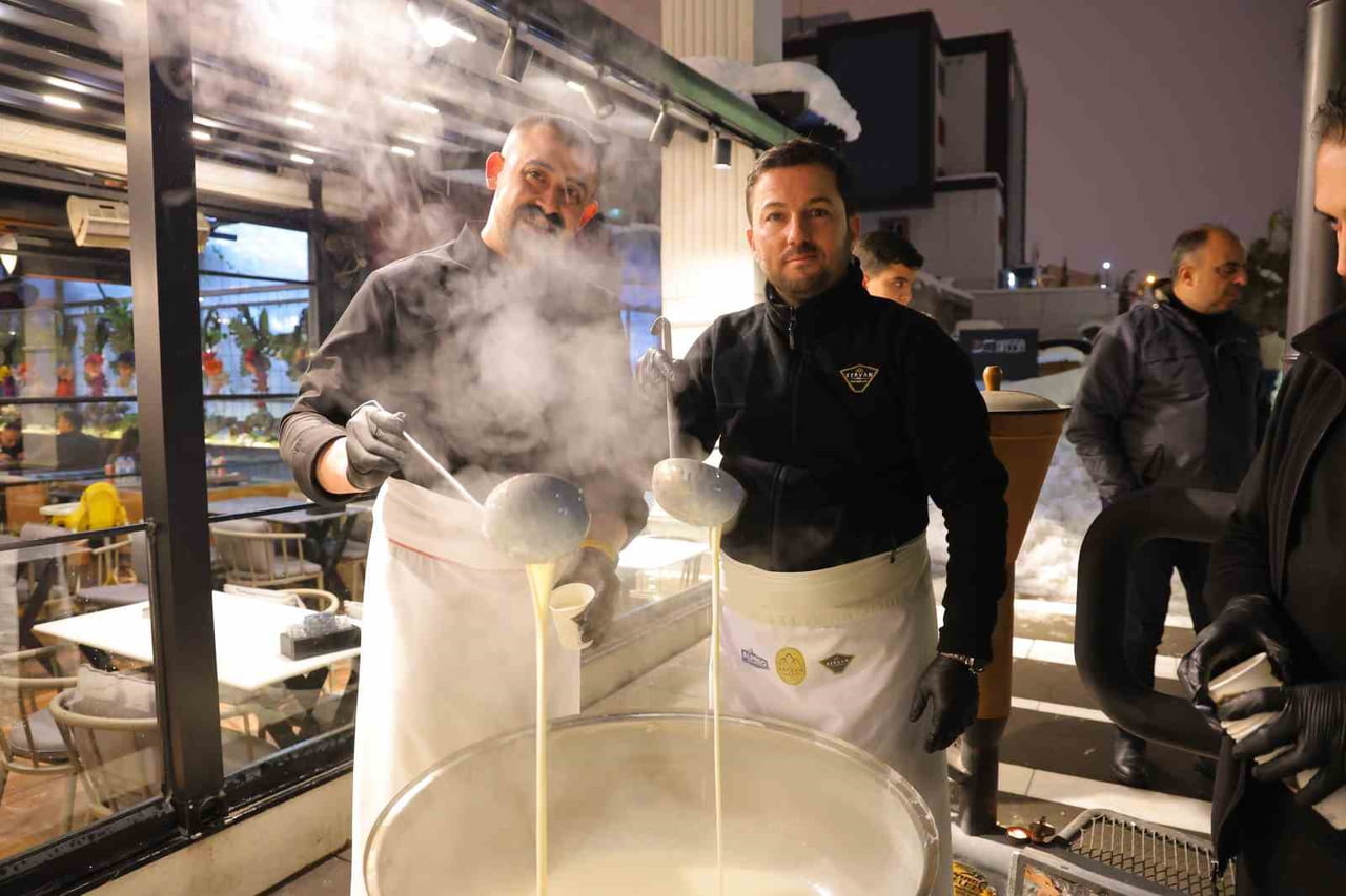 KAHRAMANMARAŞ'TA ALPEDO DONDURMA, SOĞUK KIŞ GÜNÜNDE VATANDAŞLARA SICAK SALEP İKRAMINDA...