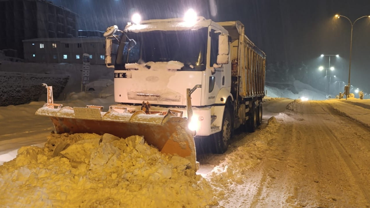 KAHRAMANMARAŞ'TA ETKİLİ OLAN KAR YAĞIŞI NEDENİYLE BÜYÜKŞEHİR BELEDİYESİ EKİPLERİ ŞEHİR MERKEZİNDE...