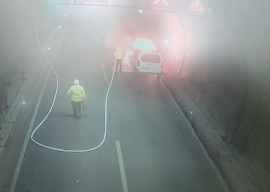 KAHRAMANMARAŞ'TA TÜNEL İÇİNDE ÇIKAN ARAÇ YANGINI BÖLGEDEKİ TRAFİK EKİBİ TARAFINDAN...