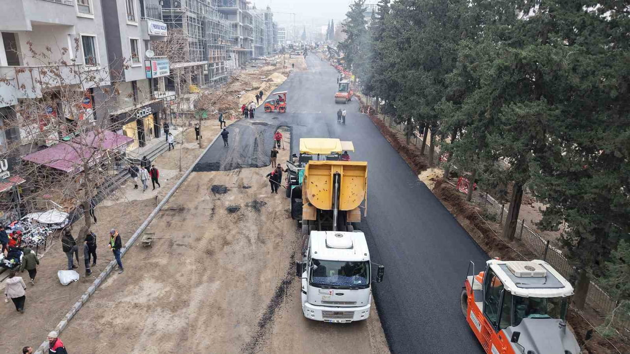 KAHRAMANMARAŞ BÜYÜKŞEHİR BELEDİYESİ, AZERBAYCAN BULVARI’NDA ALTYAPI İMALATLARI TAMAMLANAN KISIMDA...