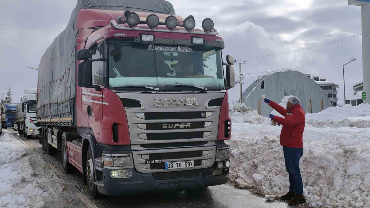 KAHRAMANMARAŞ BÜYÜKŞEHİR BELEDİYESİ, EDEBİYAT YOLU KAYSERİ İSTİKAMETİNDE SEYREDEN ARAÇ...