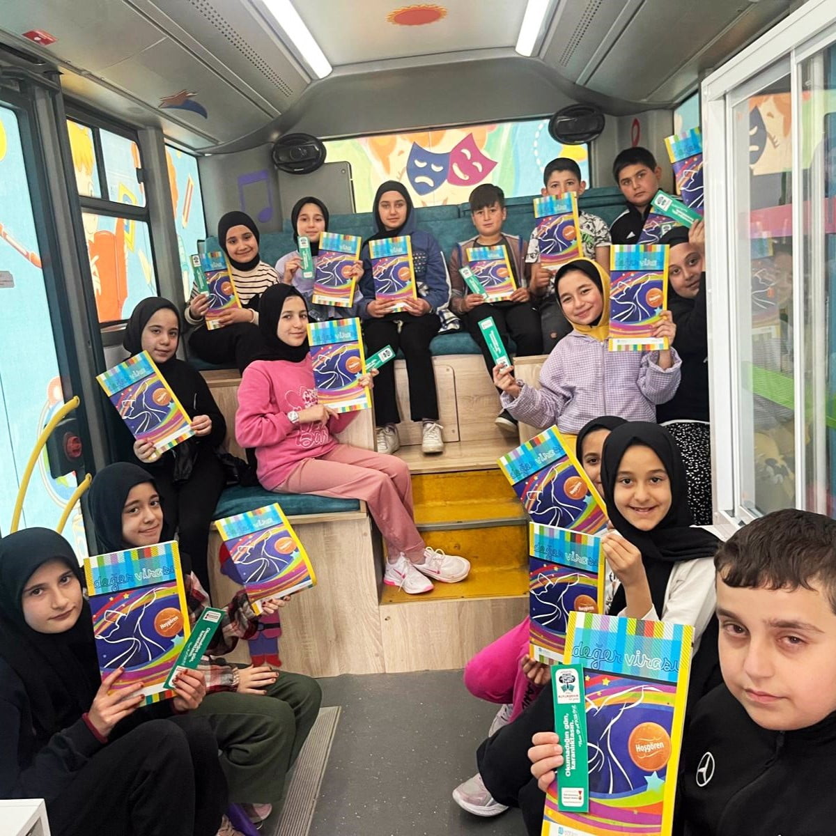 KAHRAMANMARAŞ BÜYÜKŞEHİR BELEDİYESİNİN KIRSAL MAHALLELERDEKİ ÇOCUKLARA KİTAPLA TANIŞMA FIRSATI...