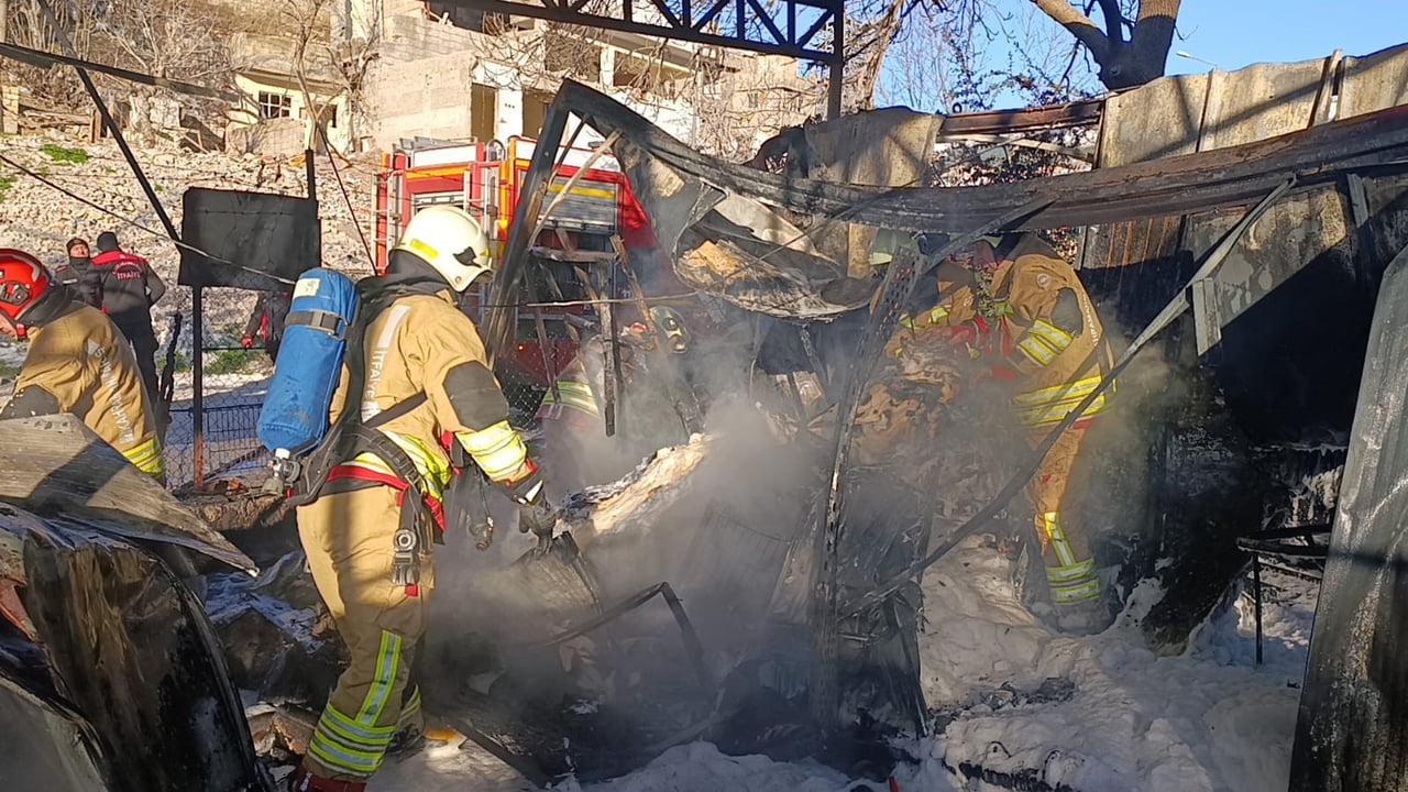 KAHRAMANMARAŞ’IN ONİKİŞUBAT İLÇESİNDE KONTEYNER ÇARŞIDA ÇIKAN YANGIN BÜYÜK ÇAPTA MADDİ HASARA...