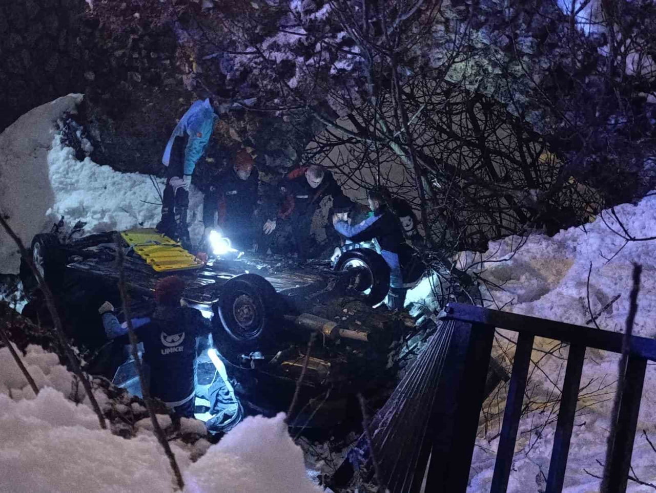 KAHRAMANMARAŞ’IN ONİKİŞUBAT İLÇESİNDE KÖPRÜDEN DÜŞEN OTOMOBİLDEKİ 1’İ AĞIR, 5 KİŞİ...