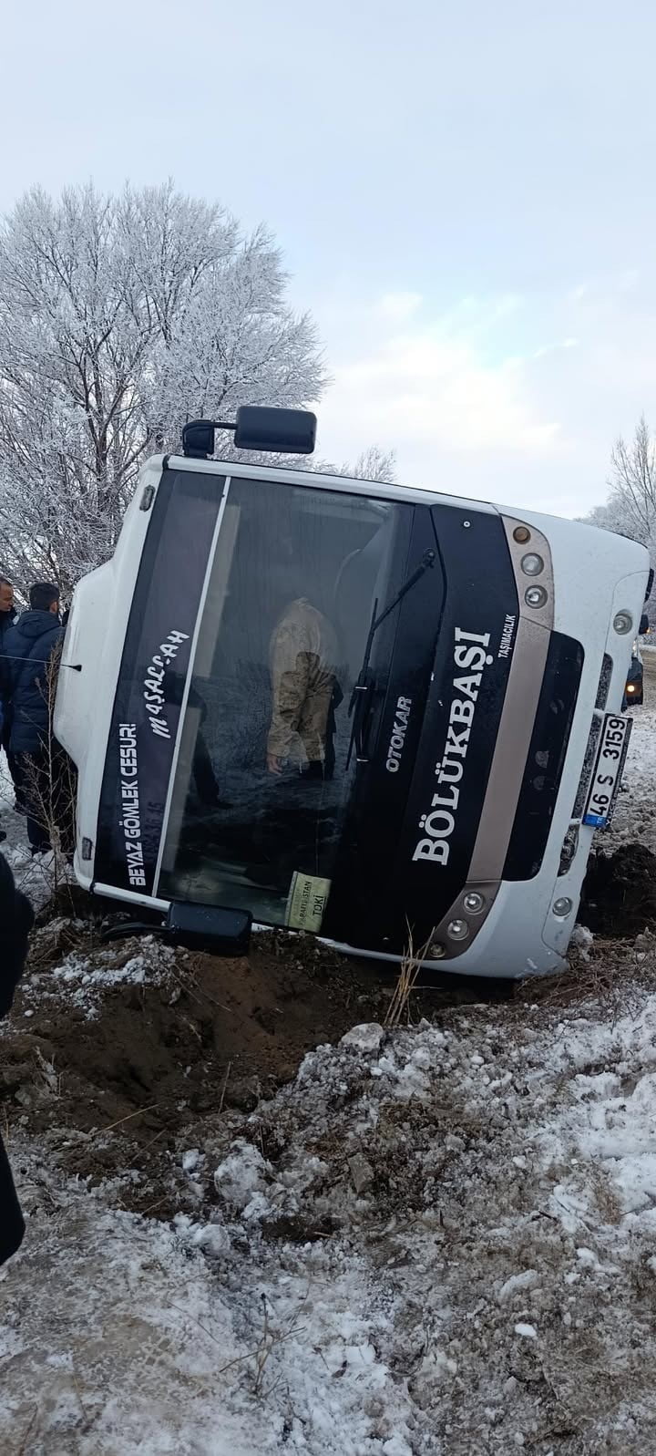 KAHRAMANMARAŞ’TA ELBİSTAN-ÇOĞULHAN KARAYOLUNDA İŞÇİ TAŞIYAN SERVİS ARACI, KAYGAN ZEMİN NEDENİYLE...