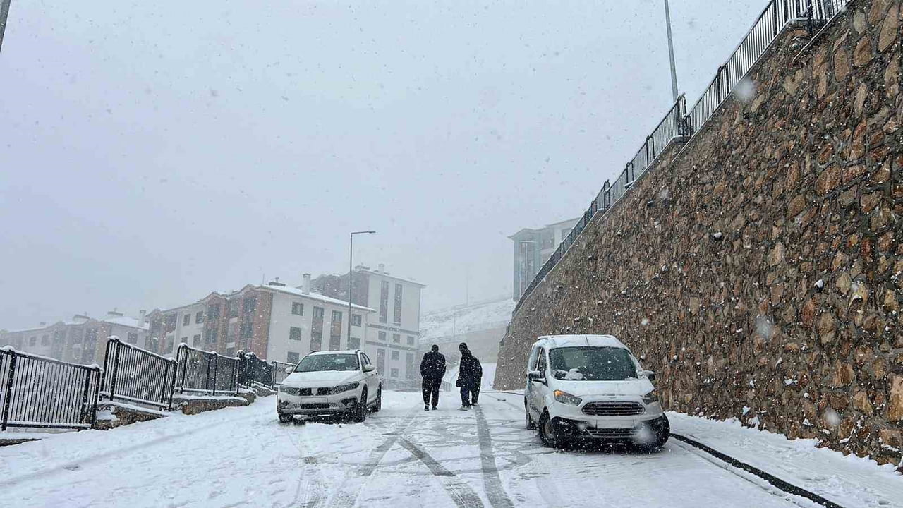 KAHRAMANMARAŞ’TA ETKİLİ OLAN KAR YAĞIŞIYLA BİRLİKTE KENT BEYAZA BÜRÜNÜRKEN, YÖREYE ÖZGÜ GELENEKSEL...