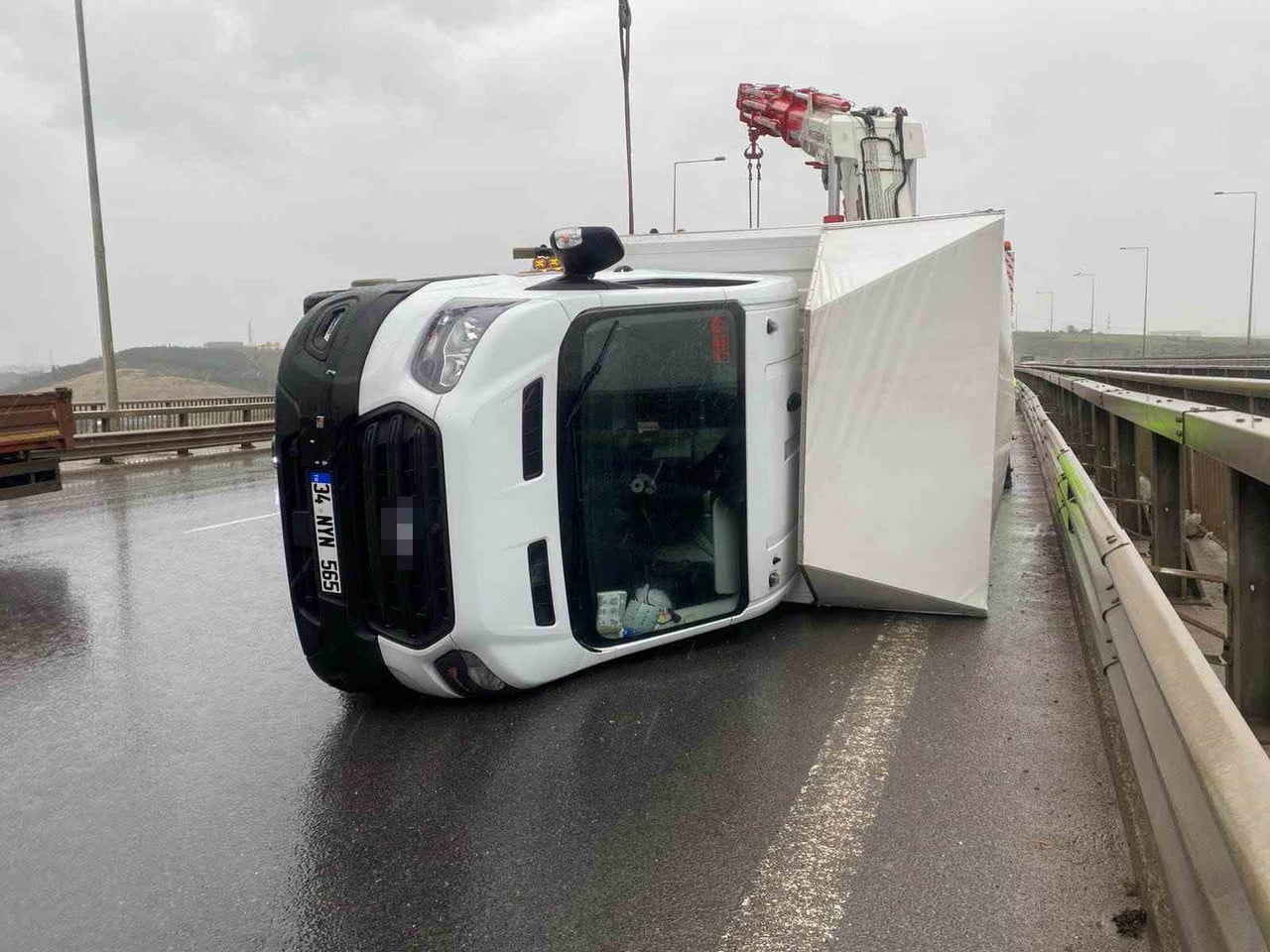 KAMYONET, ŞİDDETLİ RÜZGARIN ETKİSİYLE KONTROLDEN ÇIKARAK DEVRİLDİ.