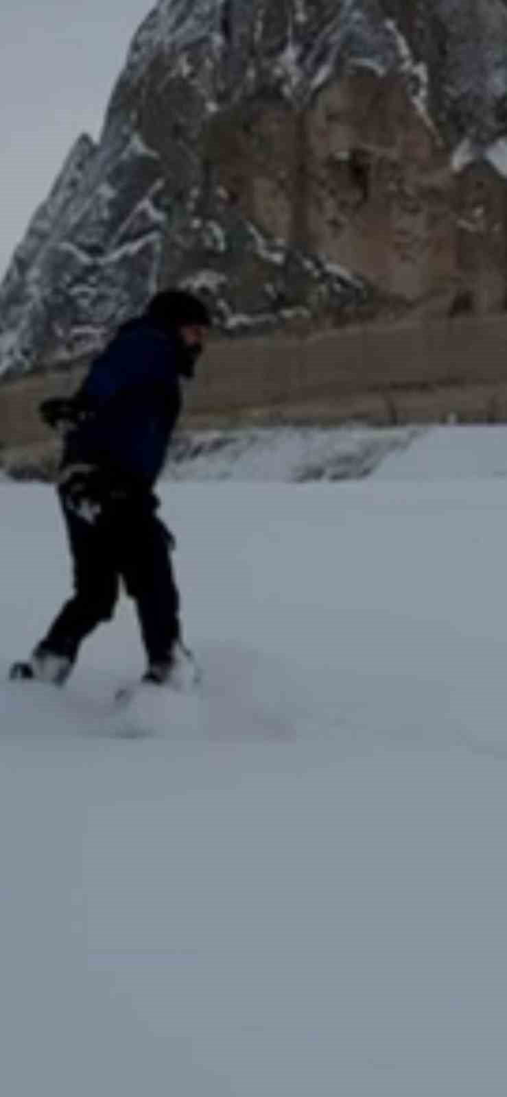 KAPADOKYA’DA KARIN KEYFİNİ ÇIKARMAK İSTEYEN VATANDAŞLAR, PERİ BACALARI ARASINDA SNOWBOARD YAPARAK...