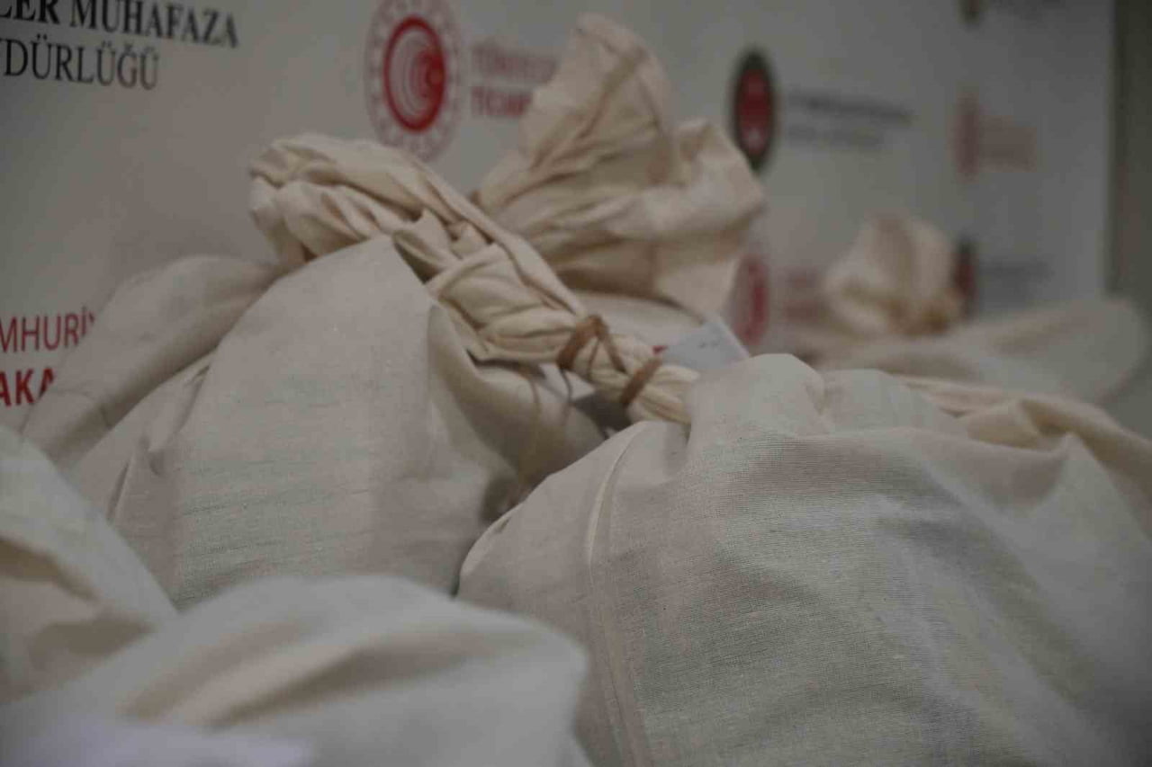 KAPIKULE'DE YAKALANAN ESRARIN TIRIN ÇEKİCİSİNİN TAVANINDA OLUŞTURULAN GİZLİ BÖLMELERİN YANI SIRA...