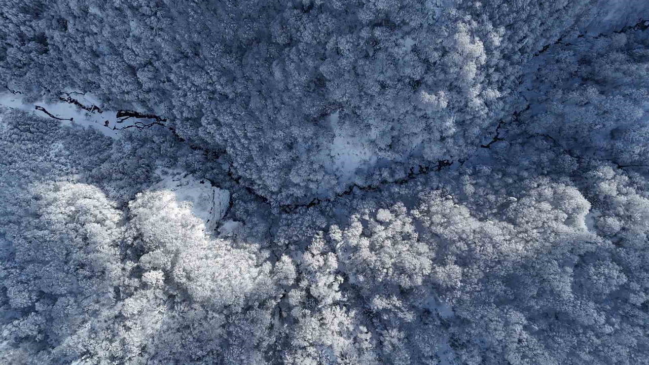 KAR KALINLIĞININ 50 SANTİMİ GEÇTİĞİ KARTEPE'NİN BEMBEYAZ GÖRÜNTÜSÜ İLE SAPANCA GÖLÜ'NÜN MAVİLİĞİ...