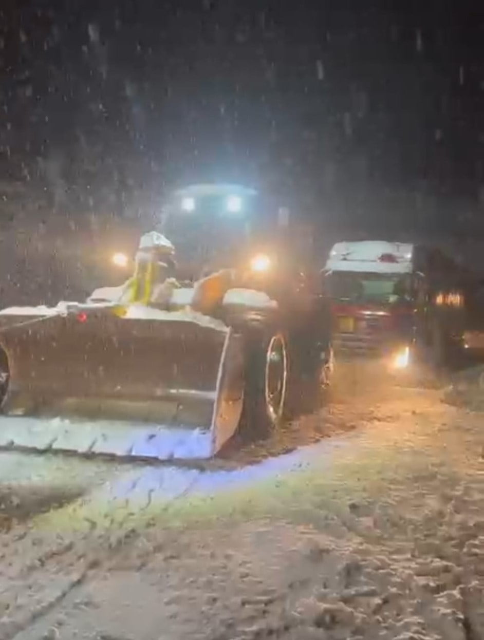 KAR KALINLIĞININ BİR METREYİ GEÇTİĞİ ADIYAMAN’IN SİNCİK İLÇESİNE SIKIŞTIRILMIŞ DOĞALGAZ TAŞIYAN...