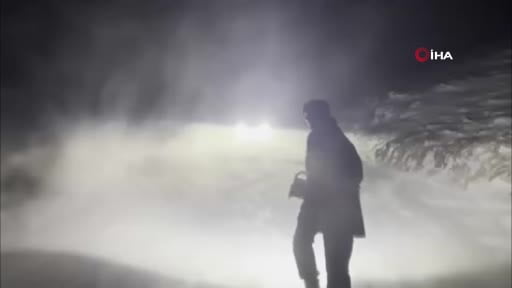 Kar ve tipide mahsur kalan vatandaşlar, 1 saatlik çalışmayla kurtarıldı