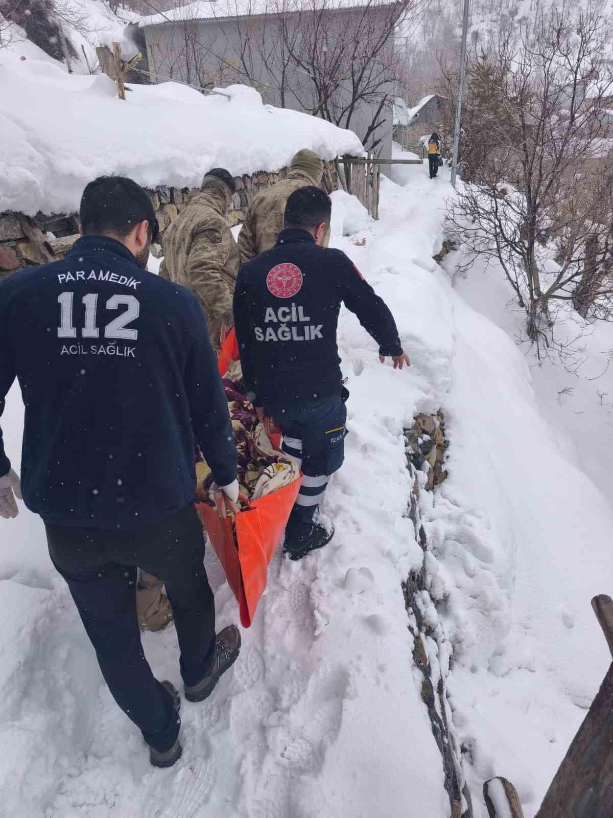 KAR VE TİPİDEN YOLU KAPANAN KÖYDEKİ HASTA KADIN HASTANEYE ULAŞTIRILDI