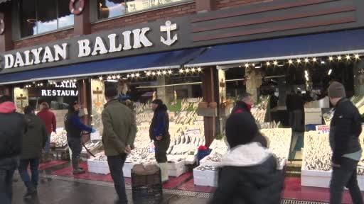 Kar yağdı, balık tezgâhları şenlendi