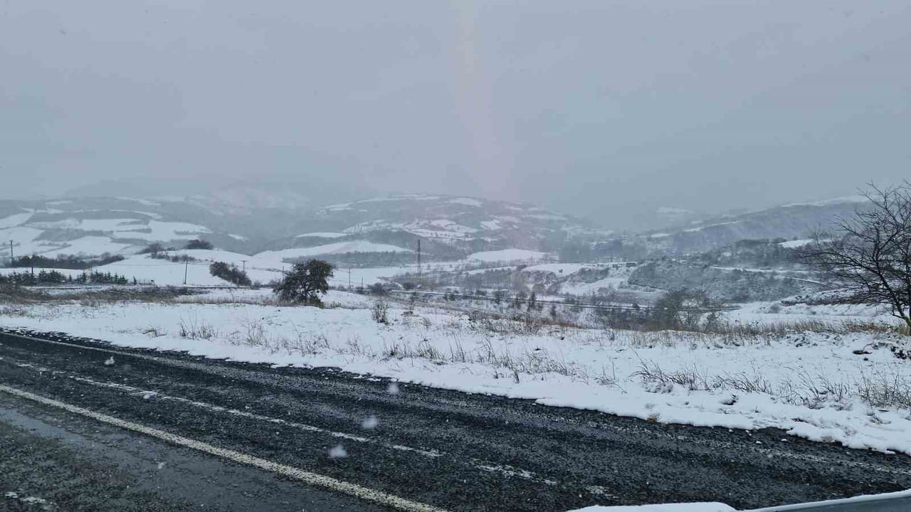 KAR YAĞIŞI TEKİRDAĞ’IN YÜKSEK KESİMLERİNİ BEYAZA BÜRÜDÜ