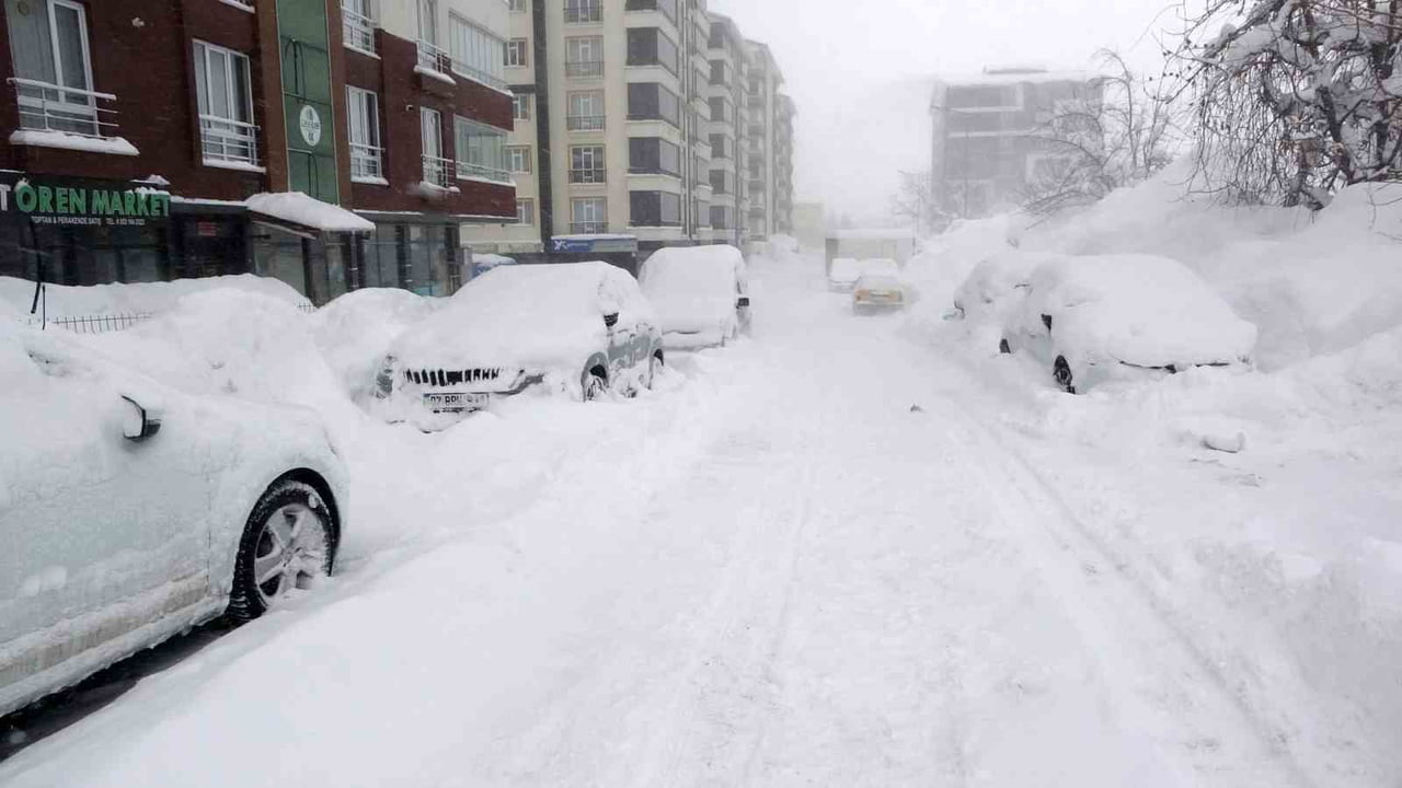 KAR YAĞIŞININ ETKİLİ OLDUĞU BİTLİS MERKEZDE TEK KATLI EVLER, ARABALAR, OTOBÜS DURAKLARI, YÖN VE İŞ...