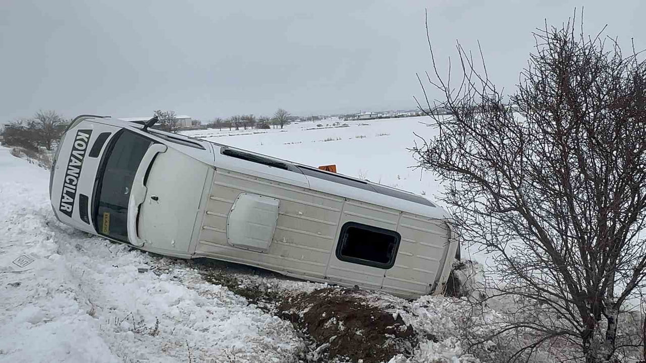KAR YAĞIŞININ ETKİLİ OLDUĞU ELAZIĞ'DA MİNİBÜSÜN ŞARAMPOLE DEVRİLMESİ SONUCU MEYDANA GELEN TRAFİK...