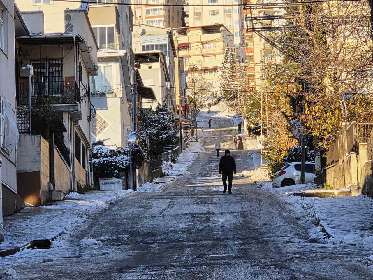 KAR YAĞIŞININ ETKİLİ OLDUĞU SAMSUN’DA GECE YAĞAN KAR, SABAH SAATLERİNDE BUZLANMAYA NEDEN OLDU....