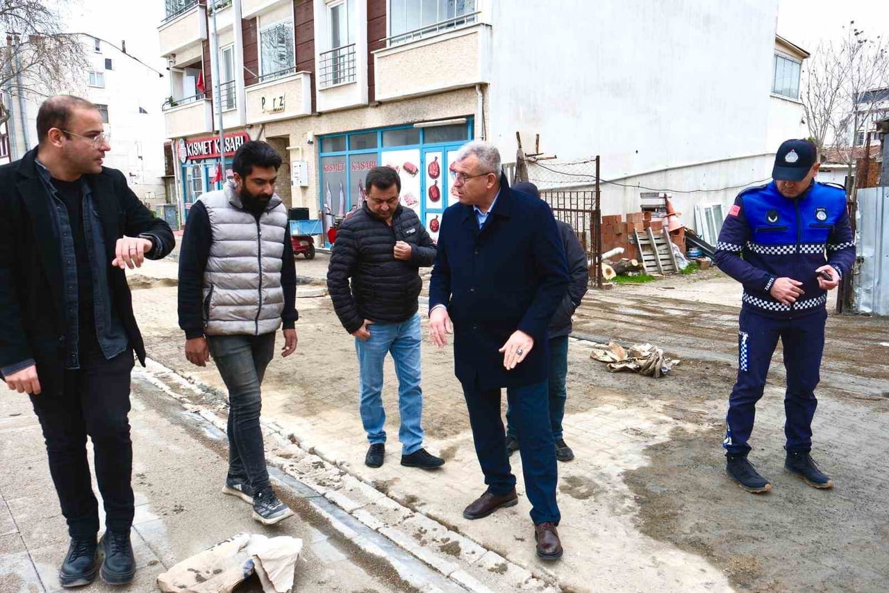 KARABİGA BELEDİYESİ, ÇARŞI MERKEZİNDE YÜRÜTTÜĞÜ YOL, KALDIRIM VE ÇEVRE DÜZENLEME ÇALIŞMALARIYLA...