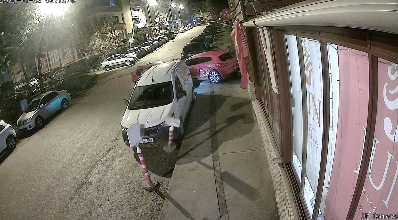 KARABÜK'TE PARK HALİNDEKİ 5 ARACA ÇARPTIKTAN SONRA OTOMOBİLİNİ BIRAKIP KAÇAN ALKOLLÜ SÜRÜCÜ POLİS...