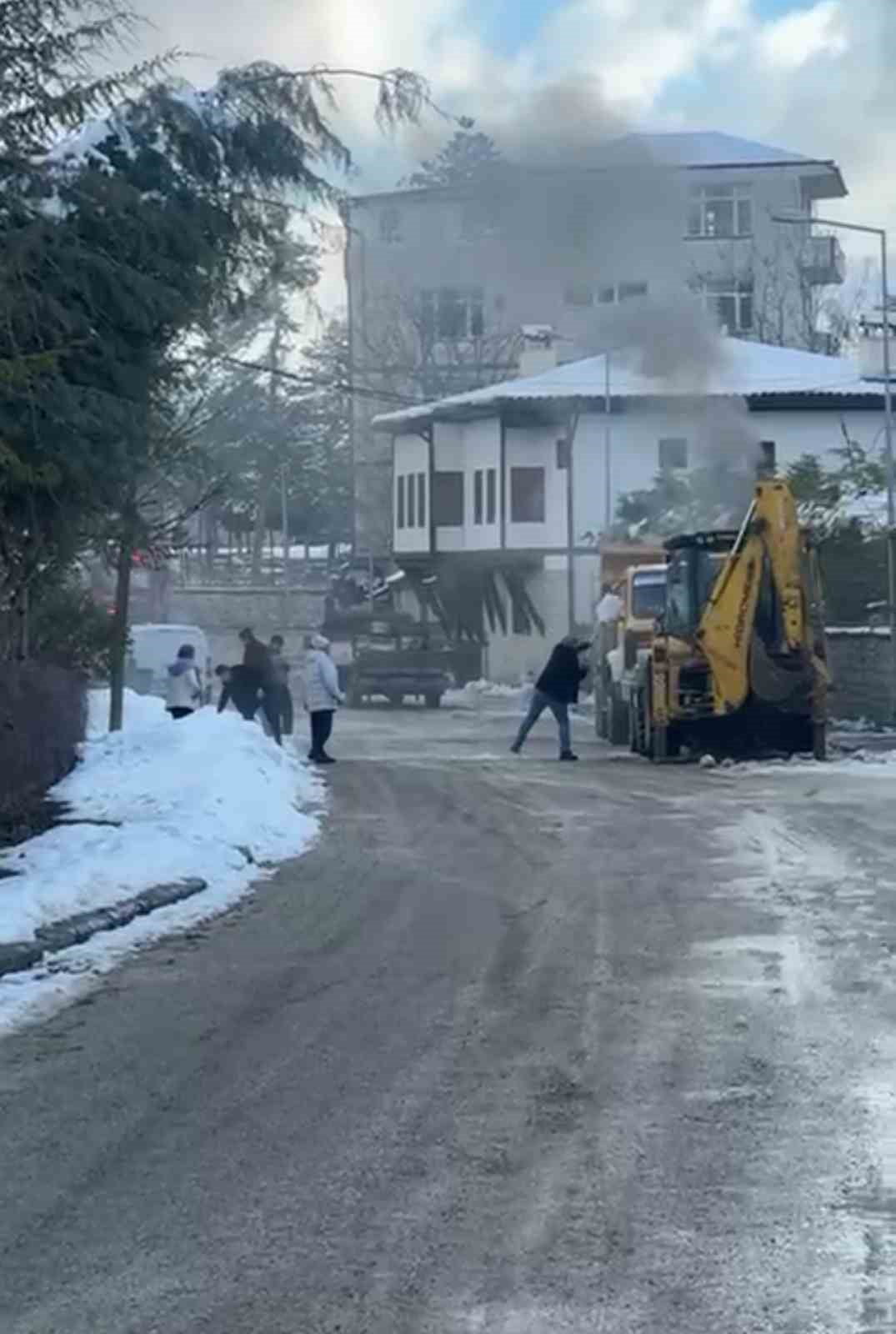 KARABÜK'ÜN SAFRANBOLU İLÇESİNDE BİR İŞ MAKİNESİNDE ÇIKAN YANGIN İTFAİYE EKİPLERİNCE SÖNDÜRÜLÜRKEN...