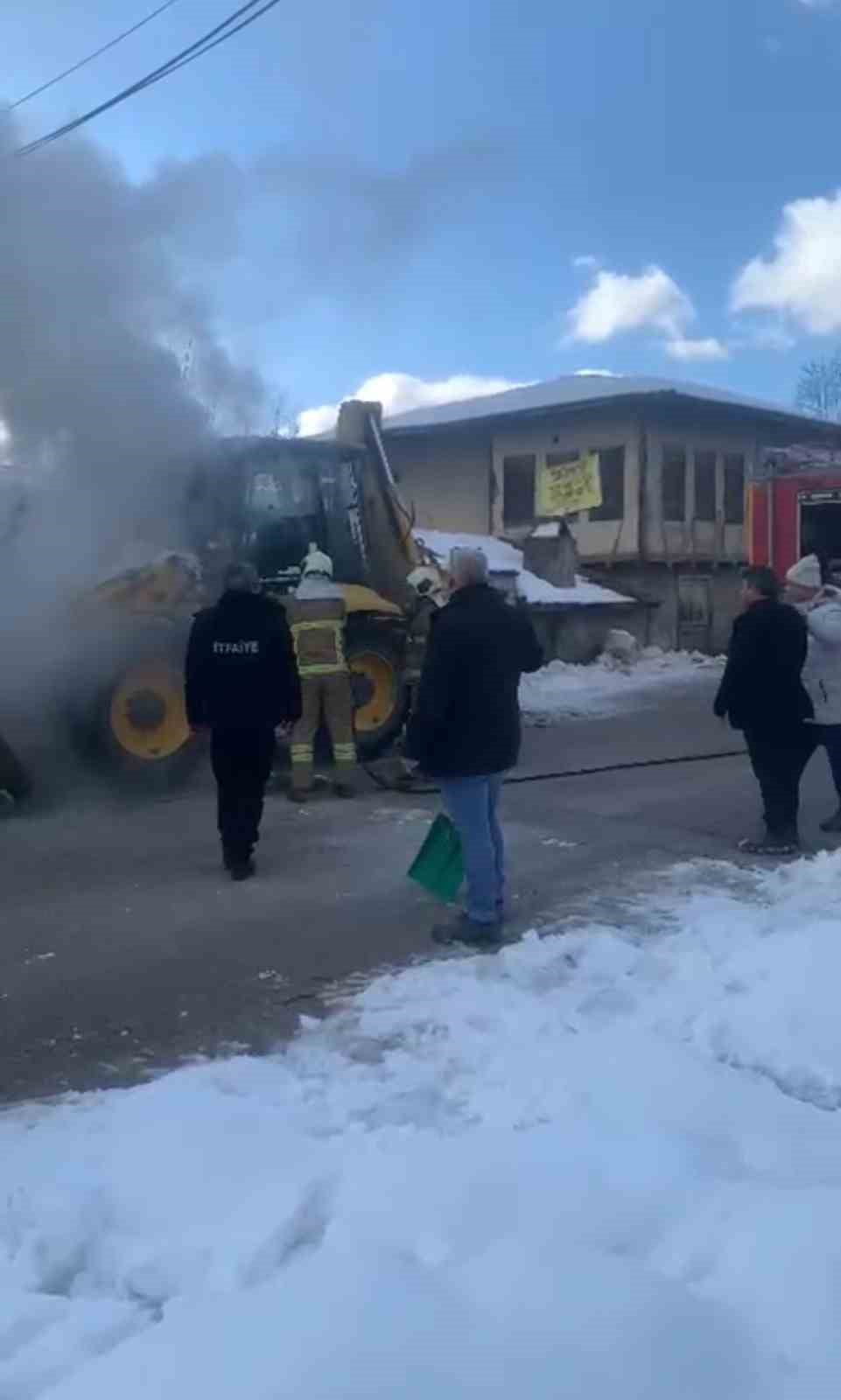 KARABÜK'ÜN SAFRANBOLU İLÇESİNDE BİR İŞ MAKİNESİNDE ÇIKAN YANGIN İTFAİYE EKİPLERİNCE SÖNDÜRÜLÜRKEN...