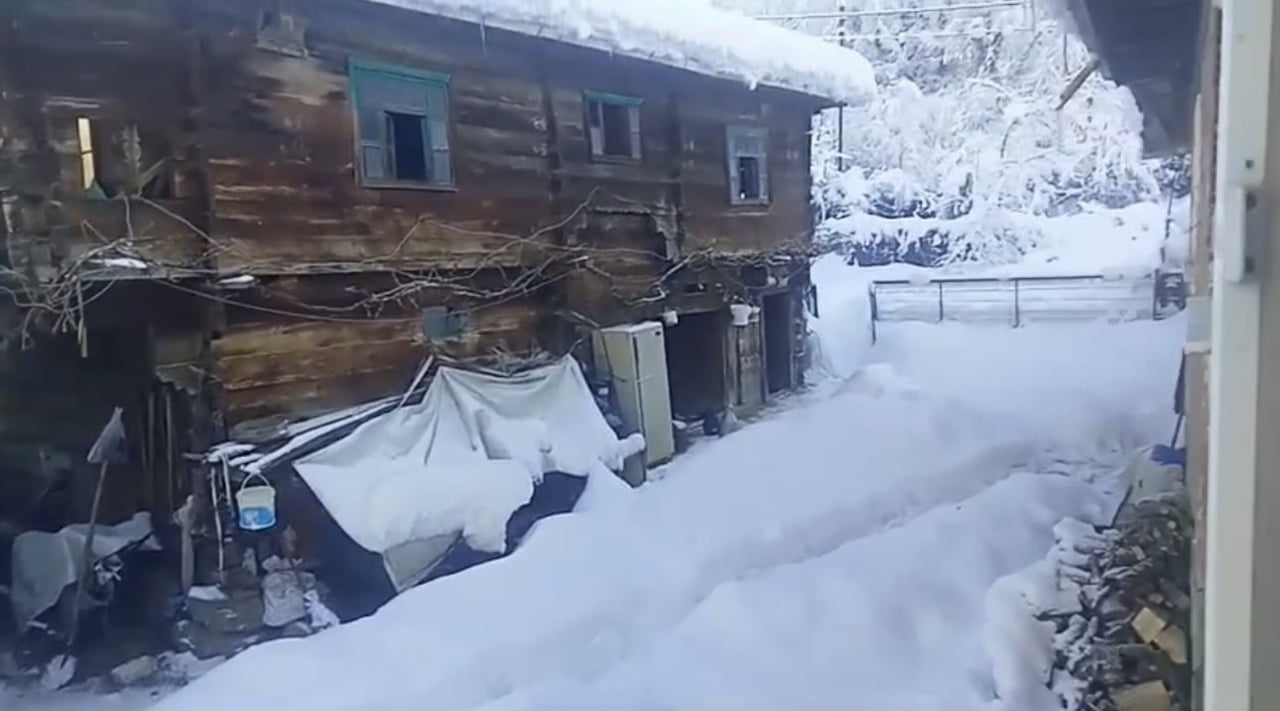 KARABÜK'ÜN YENİCE İLÇESİNDE DÜN İTİBARIYLA ETKİSİNİ ARTIRAN KAR YAĞIŞI SONRASI KÖYLERDE KAR...