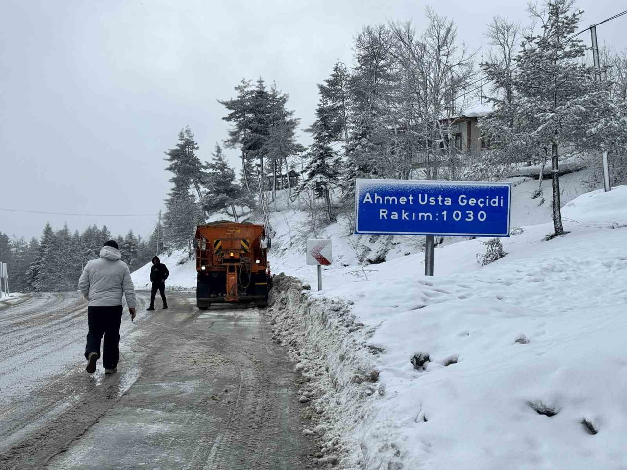 KARABÜK'ÜN YÜKSEK KESİMLERİNDE SABAH SAATLERİ İTİBARİYLE YENİDEN BAŞLAYAN KAR YAĞIŞIYLA BİRLİKTE...