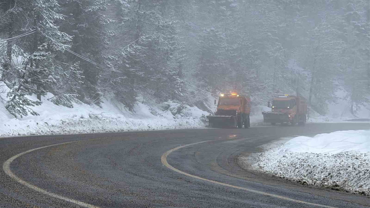 KARABÜK'ÜN YÜKSEK KESİMLERİNDE SABAH SAATLERİ İTİBARİYLE YENİDEN BAŞLAYAN KAR YAĞIŞIYLA BİRLİKTE...