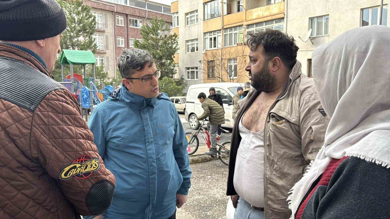 KARABÜK’TE 5 KATLI APARTMANDA ÇIKAN YANGIN SÖNDÜRÜLÜRKEN MAHSUR KALANLAR  İTFAİYE EKİPLERİNCE...