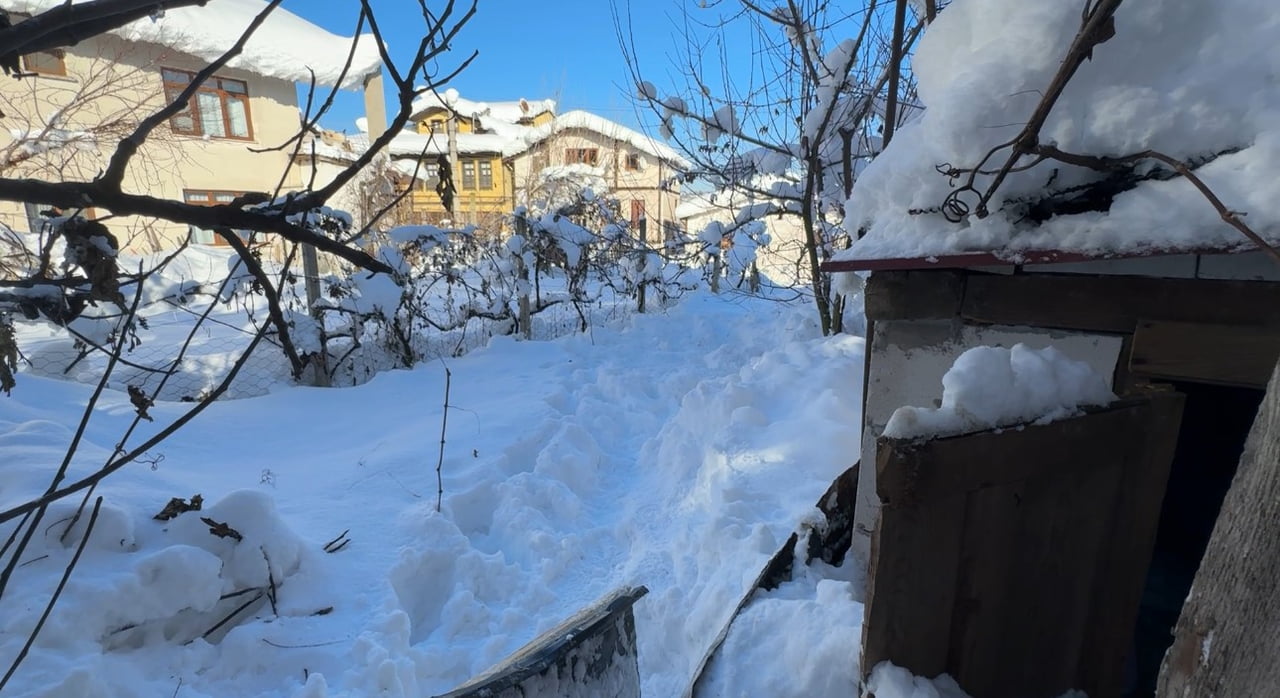 KARABÜK’TE 80 YAŞINDAKİ KADIN, EVİNİN ARKA BAHÇESİNDE DONMUŞ HALDE ÖLÜ BULUNDU.