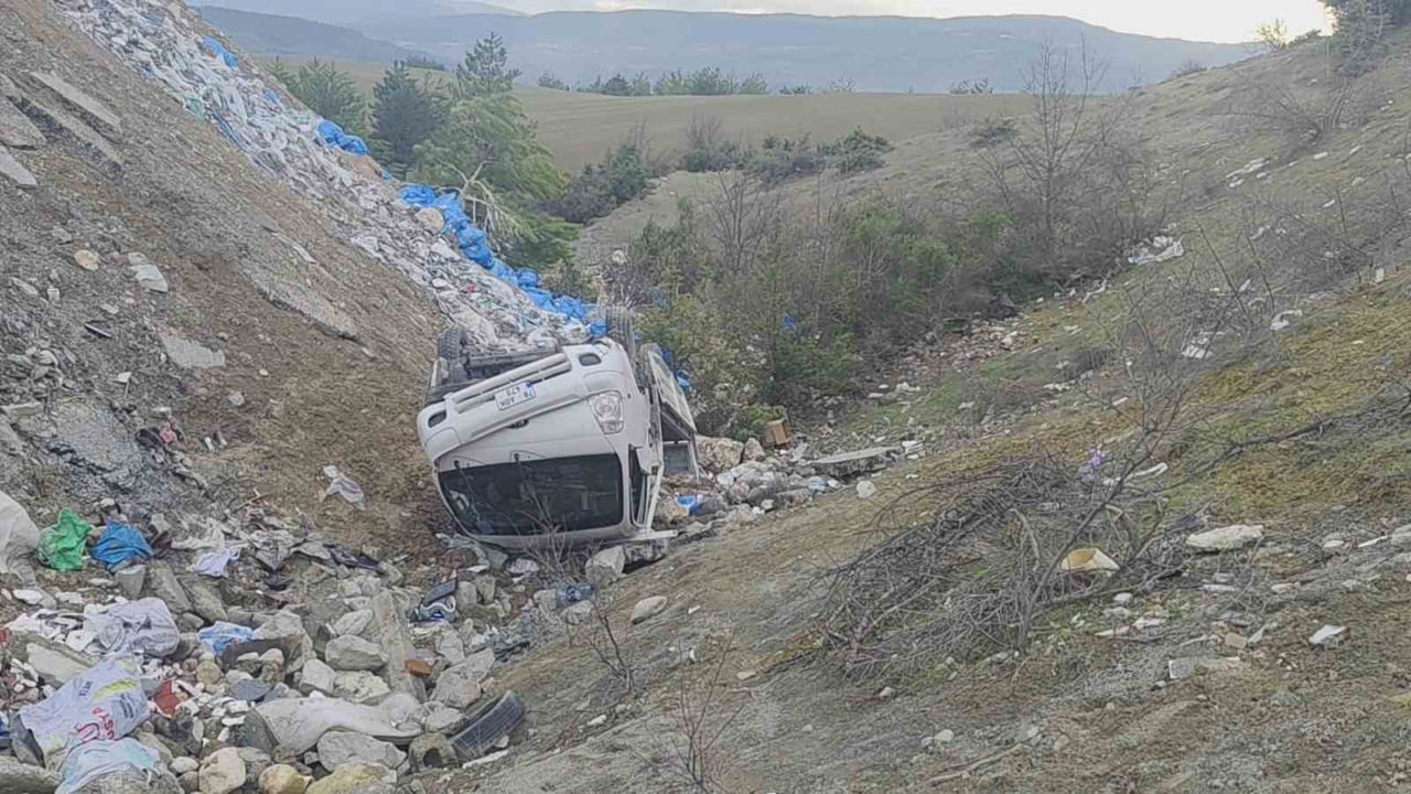 KARABÜK’TE KAMYONETİN ŞARAMPOLE YUVARLANMASI SONUCU MEYDANA GELEN TEK ARAÇLI TRAFİK KAZASINDA 2...