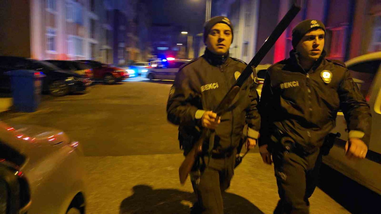 KARABÜK’TE KAPISINA GELEN KIZININ ERKEK ARKADAŞINI AV TÜFEĞİYLE AYAĞINDAN VURARAK YARALAYAN BABA...