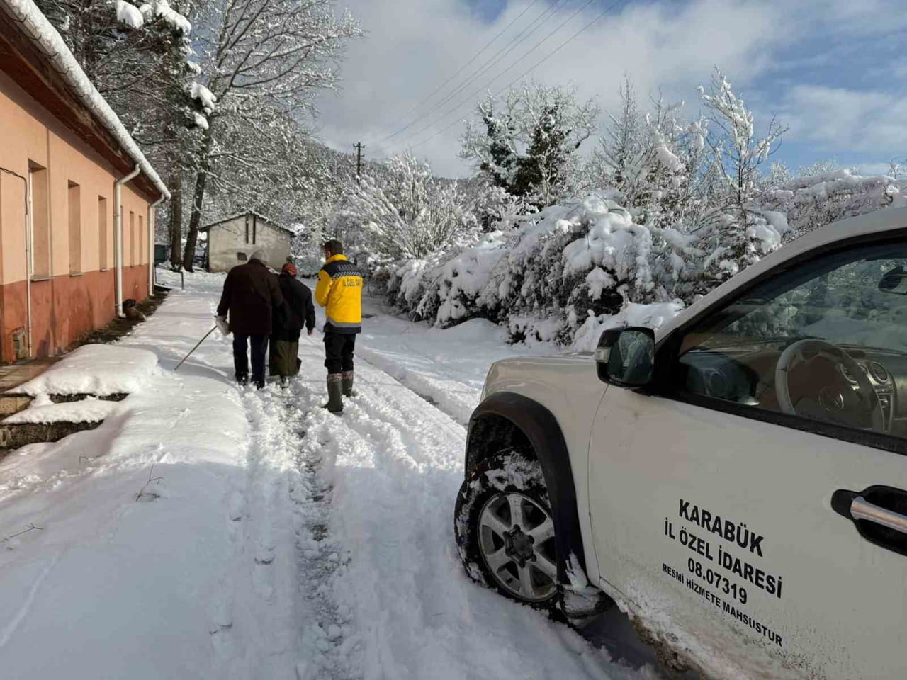 KARABÜK’TE KAR YAĞIŞININ ARDINDAN İL ÖZEL İDARESİ EKİPLERİ, KAPANAN KÖY YOLLARINI AÇARAK AMBULANS...