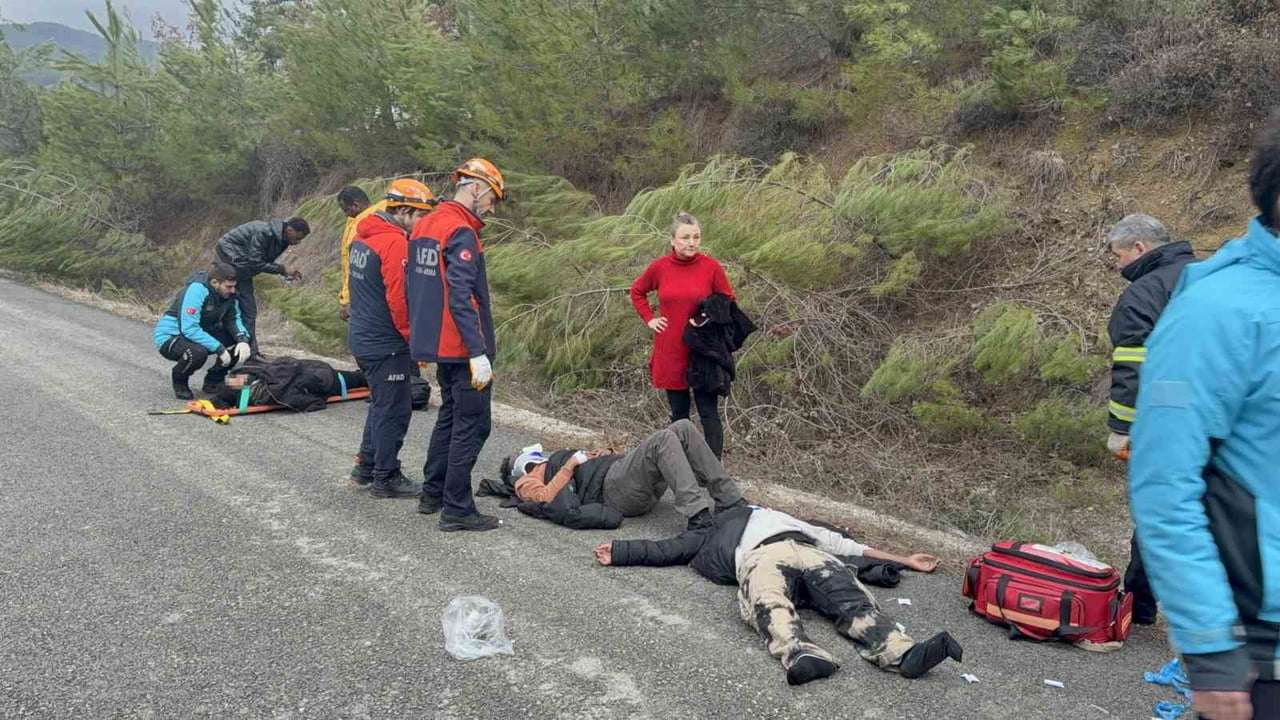 KARABÜK’TE  ÖĞRENCİLERİ TAŞIYAN MİNİBÜSÜN KONTROLDEN ÇIKARAK ŞARAMPOLE UÇMASI SONUCU 17 KİŞİ...